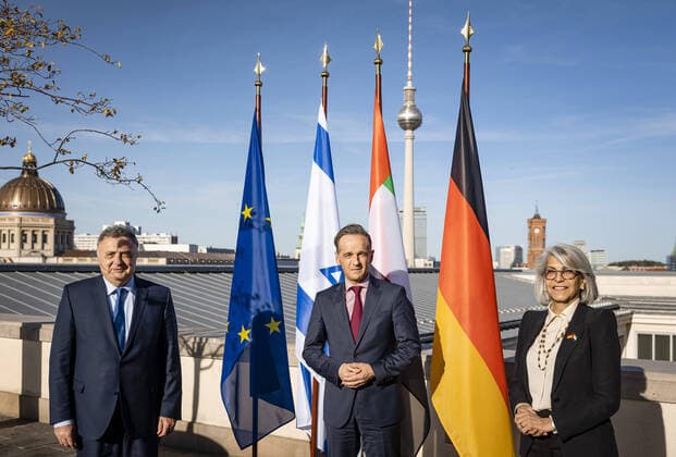 Bilder des Jahres 2020, News 09 September News Themen der Woche KW38 News Bilder des Tages Bundesaussenminister Heiko Maas, SPD, trifft Hafsa Abdulla Mohamed Sharif Alulama, Botschafterin der Vereinigten Arabischen Emirate und Jeremy Issacharoff, Botschafter des Staates Israel in Deutschland zu der Uebergabe einer Kopie der Abraham Accords in Berlin. 18.09.2020. Berlin Deutschland *** Federal Foreign Minister Heiko Maas, SPD, meets Hafsa Abdulla Mohamed Sharif Alulama, Ambassador of the United Arab Emirates and Jeremy Issacharoff, Ambassador of the State of Israel to Germany, for the handover of a copy of the Abraham Accords in Berlin 18 09 2020 Berlin Germany Copyright: xFelixxZahn photothek.netx