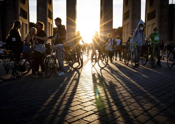 Bilder des Jahres 2020, News 09 September News Themen der Woche KW38 News Bilder des Tages Fahrraddemo in Berlin - Ohne Kerosin nach Berlin - , die Protestfahrradtour der - Students for Future - unter den Linden in Berlin. 18.09.2020. Berlin Deutschland *** Bicycle demo in Berlin Without kerosene to Berlin , the protest bicycle tour of the Students for Future unter den Linden in Berlin 18 09 2020 Berlin Germany Copyright: xFelixxZahn photothek.netx
