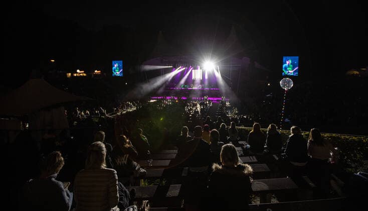 Wincent Weiss Konzert Berlin 2020 Berlin, 18.09.20, Zuschauer verfolgen mit Abstand das Wincent Weiss Konzert der Back to live Open Airs 2020 in der Waldbuehne Berlin. Berlin Berlin Deutschland Waldbühne