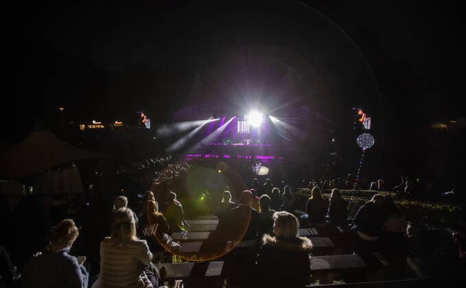 Wincent Weiss Konzert Berlin 2020 Berlin, 18.09.20, Zuschauer verfolgen mit Abstand das Wincent Weiss Konzert der Back to live Open Airs 2020 in der Waldbuehne Berlin. Berlin Berlin Deutschland Waldbühne