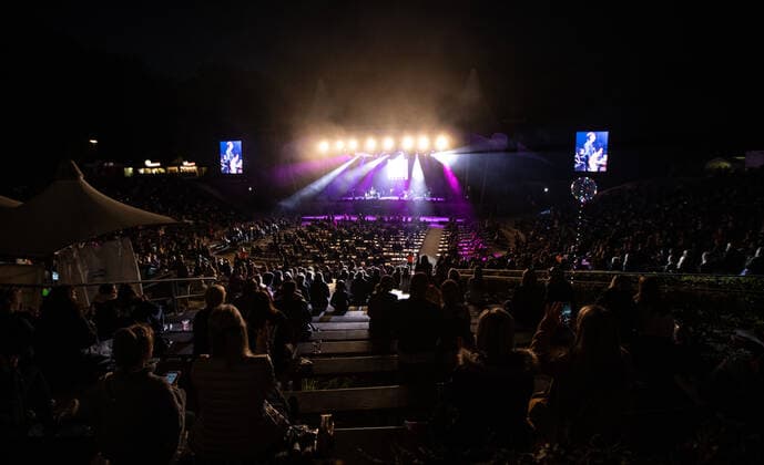 Wincent Weiss Konzert Berlin 2020 Berlin, 18.09.20, Zuschauer verfolgen mit Abstand das Wincent Weiss Konzert der Back to live Open Airs 2020 in der Waldbuehne Berlin. Berlin Berlin Deutschland Waldbühne