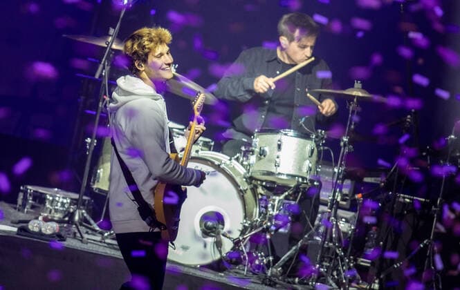 Wincent Weiss Konzert Berlin 2020 Berlin, 18.09.20, Florian Kettler (Schlagzeug) und Saenger Wincent Weiss (l) beim Konzert der Back to live Open Airs 2020 in der Waldbuehne Berlin. Berlin Berlin Deutschland Waldbühne