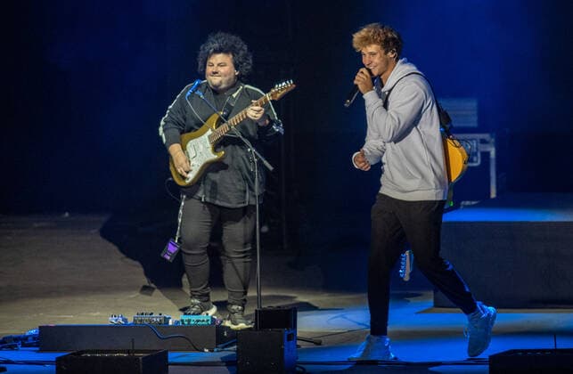 Wincent Weiss Konzert Berlin 2020 Berlin, 18.09.20, Saenger Wincent Weiss (r) und Gitarrist Benni Freibott beim Konzert der Back to live Open Airs 2020 in der Waldbuehne Berlin. Berlin Berlin Deutschland Waldbühne