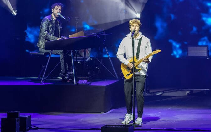 Entertainment Themen der Woche KW38 Wincent Weiss Konzert Berlin 2020 Berlin, 18.09.20, Manuel Weber (Keyboard) und Saenger Wincent Weiss (r) beim Konzert der Back to live Open Airs 2020 in der Waldbuehne Berlin. Berlin Berlin Deutschland Waldbühne