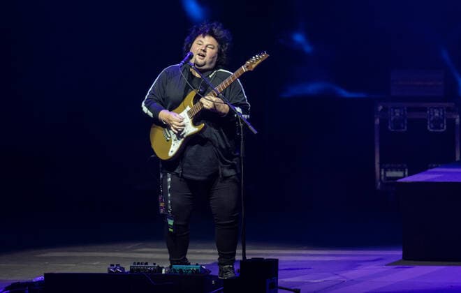 Wincent Weiss Konzert Berlin 2020 Berlin, 18.09.20, Gitarrist Benni Freibott beim Wincent Weiss Konzert der Back to live Open Airs 2020 in der Waldbuehne Berlin. Berlin Berlin Deutschland Waldbühne