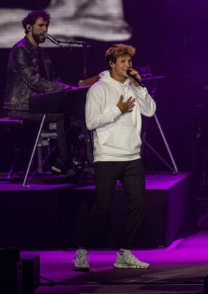 Wincent Weiss Konzert Berlin 2020 Berlin, 18.09.20, Manuel Weber (Keyboard) und Saenger Wincent Weiss (r) beim Konzert der Back to live Open Airs 2020 in der Waldbuehne Berlin. Berlin Berlin Deutschland Waldbühne