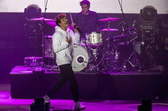 Wincent Weiss Konzert Berlin 2020 Berlin, 18.09.20, Florian Kettler (Schlagzeug) und Saenger Wincent Weiss (l) beim Konzert der Back to live Open Airs 2020 in der Waldbuehne Berlin. Berlin Berlin Deutschland Waldbühne