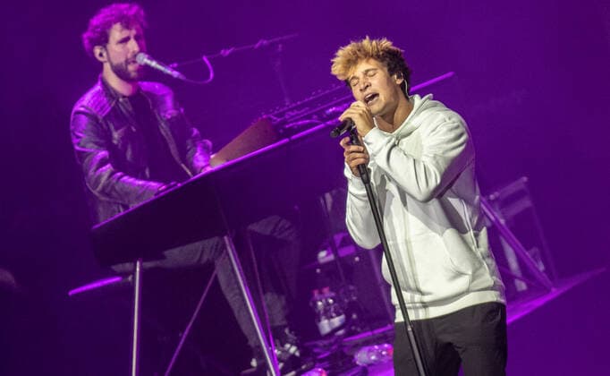 Wincent Weiss Konzert Berlin 2020 Berlin, 18.09.20, Manuel Weber (Keyboard) und Saenger Wincent Weiss (r) beim Konzert der Back to live Open Airs 2020 in der Waldbuehne Berlin. Berlin Berlin Deutschland Waldbühne