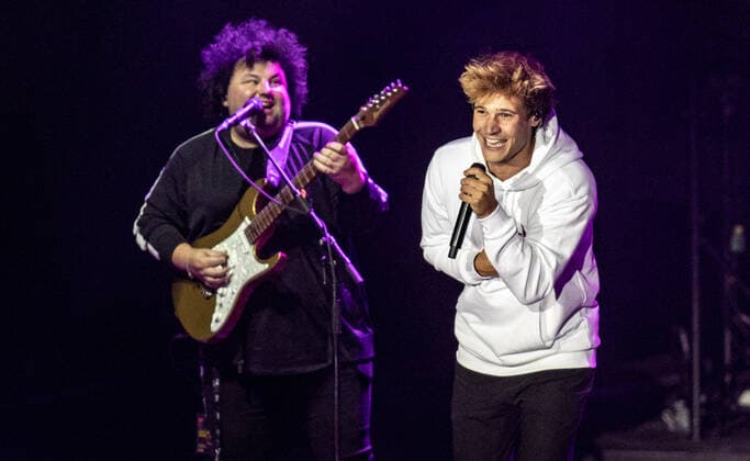 Wincent Weiss Konzert Berlin 2020 Berlin, 18.09.20, Saenger Wincent Weiss (r) und Gitarrist Benni Freibott beim Konzert der Back to live Open Airs 2020 in der Waldbuehne Berlin. Berlin Berlin Deutschland Waldbühne