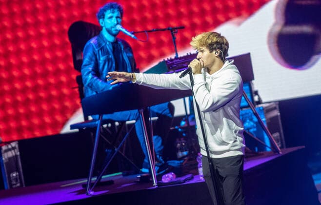 Wincent Weiss Konzert Berlin 2020 Berlin, 18.09.20, Manuel Weber (Keyboard) und Saenger Wincent Weiss (r) beim Konzert der Back to live Open Airs 2020 in der Waldbuehne Berlin. Berlin Berlin Deutschland Waldbühne