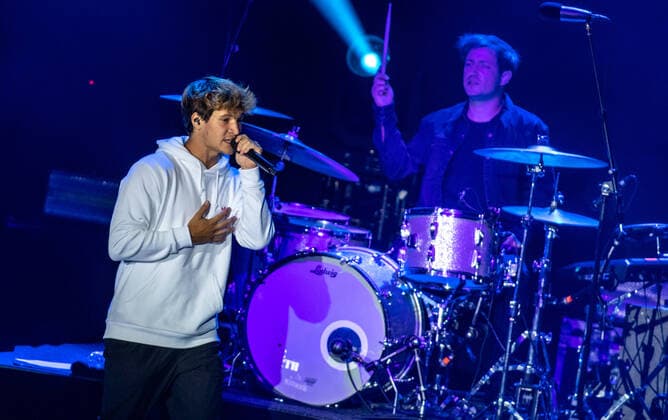 Wincent Weiss Konzert Berlin 2020 Berlin, 18.09.20, Florian Kettler (Schlagzeug) und Saenger Wincent Weiss (l) beim Konzert der Back to live Open Airs 2020 in der Waldbuehne Berlin. Berlin Berlin Deutschland Waldbühne