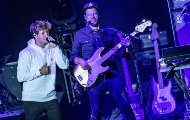 Wincent Weiss Konzert Berlin 2020 Berlin, 18.09.20, Manfred Sauer (Bass) und Saenger Wincent Weiss (l) beim Konzert der Back to live Open Airs 2020 in der Waldbuehne Berlin. Berlin Berlin Deutschland Waldbühne