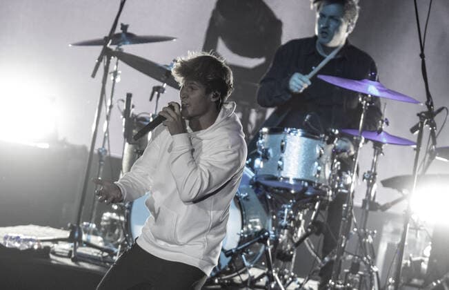Wincent Weiss Konzert Berlin 2020 Berlin, 18.09.20, Florian Kettler (Schlagzeug) und Saenger Wincent Weiss (l) beim Konzert der Back to live Open Airs 2020 in der Waldbuehne Berlin. Berlin Berlin Deutschland Waldbühne