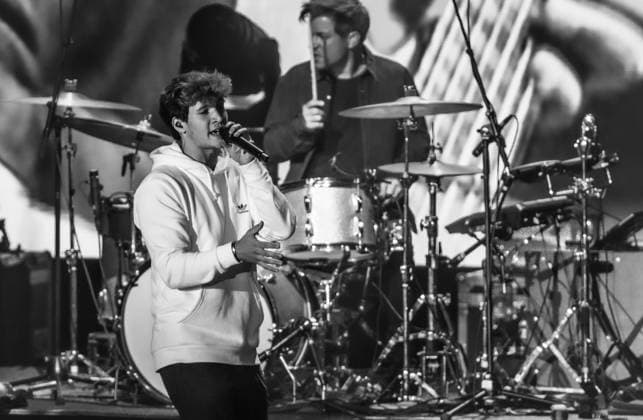 Wincent Weiss Konzert Berlin 2020 Berlin, 18.09.20, Florian Kettler (Schlagzeug) und Saenger Wincent Weiss (l) beim Konzert der Back to live Open Airs 2020 in der Waldbuehne Berlin. Berlin Berlin Deutschland Waldbühne