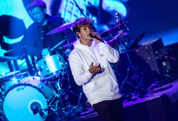 Wincent Weiss Konzert Berlin 2020 Berlin, 18.09.20, Florian Kettler (Schlagzeug) und Saenger Wincent Weiss (r) beim Konzert der Back to live Open Airs 2020 in der Waldbuehne Berlin. Berlin Berlin Deutschland Waldbühne