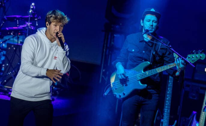 Wincent Weiss Konzert Berlin 2020 Berlin, 18.09.20, Manfred Sauer (Bass) und Saenger Wincent Weiss (l) beim Konzert der Back to live Open Airs 2020 in der Waldbuehne Berlin. Berlin Berlin Deutschland Waldbühne
