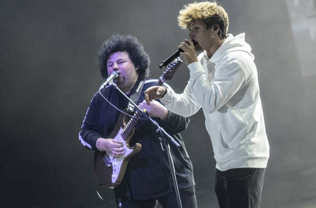 Wincent Weiss Konzert Berlin 2020 Berlin, 18.09.20, Saenger Wincent Weiss (r) und Gitarrist Benni Freibott beim Konzert der Back to live Open Airs 2020 in der Waldbuehne Berlin. Berlin Berlin Deutschland Waldbühne