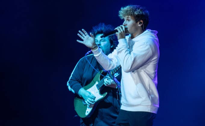 Wincent Weiss Konzert Berlin 2020 Berlin, 18.09.20, Saenger Wincent Weiss (r) und Gitarrist Benni Freibott beim Konzert der Back to live Open Airs 2020 in der Waldbuehne Berlin. Berlin Berlin Deutschland Waldbühne