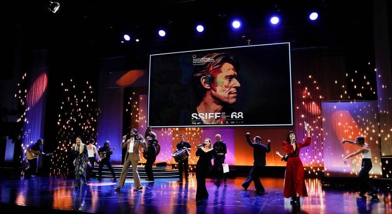Bilder des Jahres 2020, Entertainment 09 September Entertainment Themen der Woche KW38 Entertainment Bilder des Tages Singers perform during the opening gala of the 68th edition of the San Sebastian International Film Festival (SSIFF), in San Sebastian, Spain, 18 September 2020. The festival runs from 18 to 26 September. 68th edition of the San Sebastian International Film Festival !ACHTUNG: NUR REDAKTIONELLE NUTZUNG!  Copyright: xJavierxEtxezarretax GRAFCAV9062 20200918-637360664411972306
