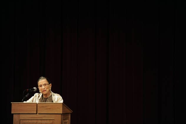 IMAGO ICONS: Ruth Bader Ginsburg Berühmte Feministinnen, Ruth Bader Ginsburg September 17, 2013 - Stanford, California, U.S. - RUTH BADER GINSBURG speaks at the Stanford School of Law in Stanford, California. Stanford U.S. - ZUMAed1_ 20130917_zaf_ed1_004 Copyright: xJoshxEdelsonx