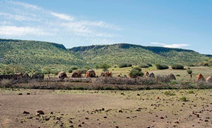 IMAGO Cultures of the world, Himba Volk in Namibia Africa, Namibia, Damaraland, Himba settlement, Clay huts HL000531