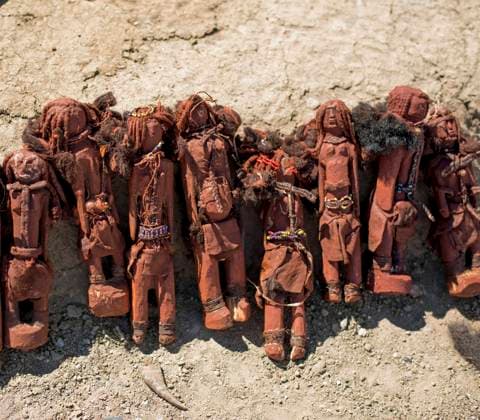 IMAGO Cultures of the world, Himba Volk in Namibia Africa, Namibia, Damaraland, Himba, Crafts, Carved wooden puppets HL000539