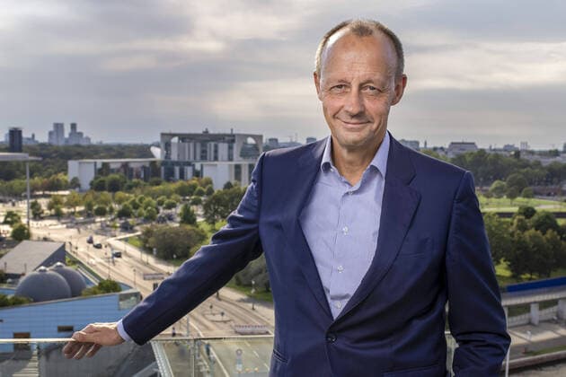 Friedrich Merz, CDU, Kandidat fuer das Amt des CDU Parteivorsitzes, mit Blick auf das Bundeskanzleramt. Berlin 16.09.2020 Berlin Deutschland *** Friedrich Merz, CDU, candidate for the office of CDU party chairman, with a view to the Federal Chancellery Berlin 16 09 2020 Berlin Germany Copyright: xThomasxImo photothek.netx