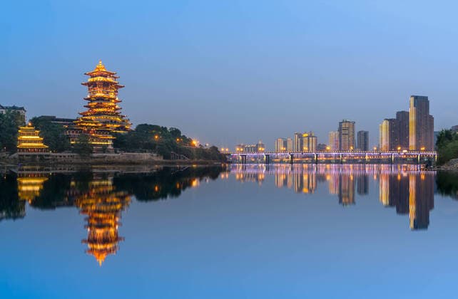 IMAGO Creative: Dichotomien, Reflexionen - Architektur Night view and reflection of modern buildings in the Yuewang Building and the city on the banks of the Fujiang River in Mianyang City, Sichuan Province, China  774455274375217165