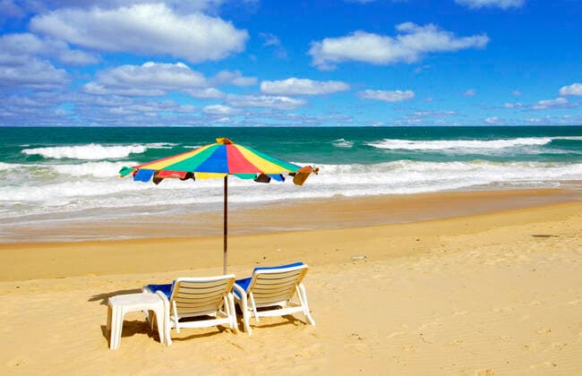 Phuket, Thailand, Sonnenschirm und Liegestühle am Strand, Patong Beach, McPINS