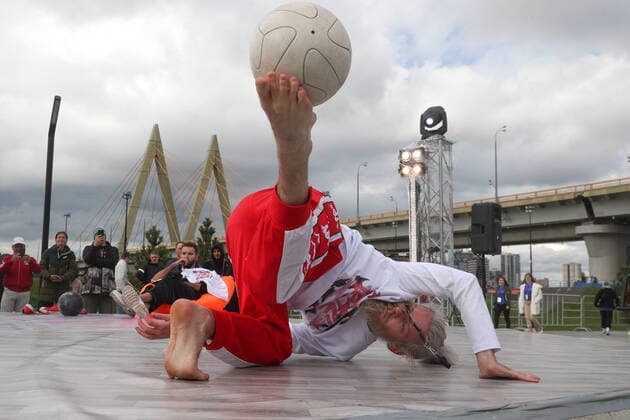 Freizeit Trend: Football Freestyle KAZAN, RUSSIA â€“ SEPTEMBER 19, 2020: A man competes in freestyle football at the 1st All-Russian Urban Games held within the scope of the World Urban Games movement. The competition includes eleven sporting events, such as 3x3 basketball, breaking, BMX freestyle, parkour, roller sports, cheerleading, air power athletics (workout), freestyle football, skateboarding. Yegor Aleyev TASS  TS0E7806