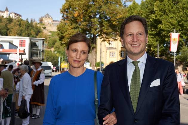 Prinz Georg Friedrich von Hohenzollern und seine Ehefrau Sophie sprechen vor Beginn einer Feierstunde zur Besiegelung des Vergleichs, in dem der Ur-Ur-Enkel von Kaiser-Wilhelm II auf seine Besitzansprüche für die Burg Rheinfels verzichtet, mit Besuchern in preußischer Uniform. Kompromiss zur Burg Rheinfels mit Preußen-Prinz wird besiegelt *** Prince Georg Friedrich von Hohenzollern and his wife Sophie speak before the start of a ceremony to seal the settlement in which the great-great grandson of Emperor Wilhelm II renounces his claims to ownership of Rheinfels Castle. F9109140.jpg