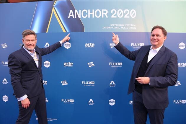 Hamburg Alexander Schulz Gründer des Reeperbahn Festivals und Kultursenator Carsten Brosda bei der Verleihung des Anchor Award 2020 im St. Pauli Theater Hamburg Reeperbahn Festival International Music Award 19.9.2020
