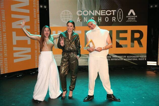 Hamburg Inez und Demian von Ätna aus Dresden und Mel C Melanie Chisholm bei der Verleihung des Anchor Award 2020 im St. Pauli Theater Hamburg Reeperbahn Festival International Music Award 19.9.2020