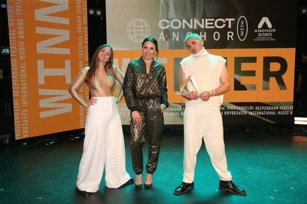 Hamburg Inez und Demian von Ätna aus Dresden und Mel C Melanie Chisholm bei der Verleihung des Anchor Award 2020 im St. Pauli Theater Hamburg Reeperbahn Festival International Music Award 19.9.2020