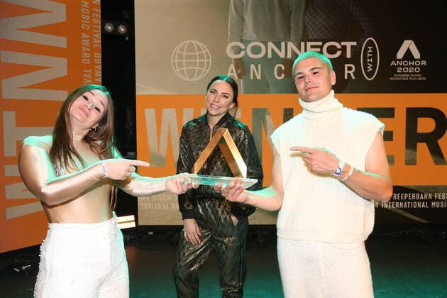 Hamburg Inez und Demian von Ätna aus Dresden und Mel C Melanie Chisholm bei der Verleihung des Anchor Award 2020 im St. Pauli Theater Hamburg Reeperbahn Festival International Music Award 19.9.2020