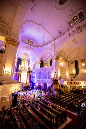 Hamburg, 19. September 2020 - Die Sterne (Frank Spilker) bei einem Konzert in der Hauptkirche St. Michaelis im Rahmen des Reeperbahn Festivals 2020