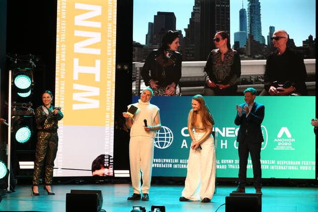 Hamburg Melanie Chisholm Mel C Melanie C ehemals Spice Girls und die Gewinner Demian und Inez von Ätna aus Dresden rechts Alexander Schulz bei der Verleihung des Anchor Award 2020 im St. Pauli Theater Hamburg Reeperbahn Festival International Music Award 19.9.2020