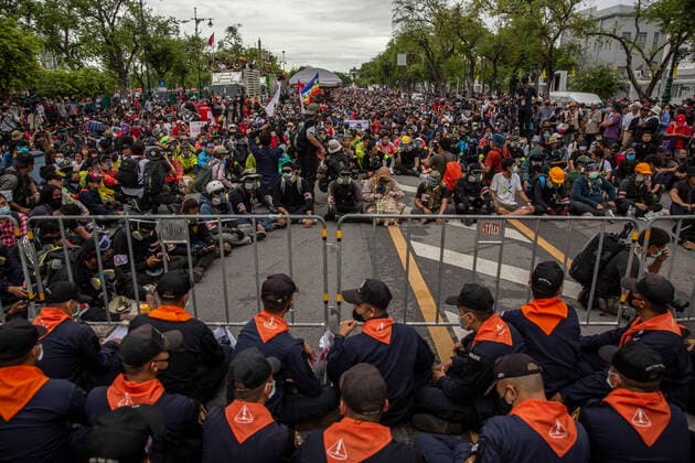 Bilder des Jahres 2020, News 09 September News Themen der Woche KW38 September 20, 2020, Bangkok, Thailand: Pro-democracy protestors and police sit on either side of a barricade while waiting for the outcome of a short negotiation and the delivering of wanted government and monarchy reforms near Sanam Luang field near Thailand s Grand Palace in Bangkok, Thailand, Sunday, September 20, 2020. This rally marks the largest in a string of anti-government protests that began in late July, with calls for immediate reform of the Thai government. Protestors are interested in reform of the system of government as opposed to key players within government, as has been the case in the past. Bangkok Thailand - ZUMAm249 20200920_zip_m249_007 Copyright: xAndrexMalerbax