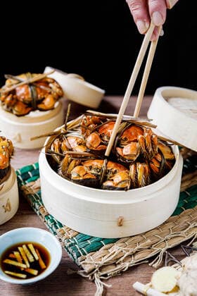 Chinese traditional cuisine in a steamer steamed Yangcheng Lake hairy crabs and seasoned vinegar ginger shreds in a dish. 779640030052089891