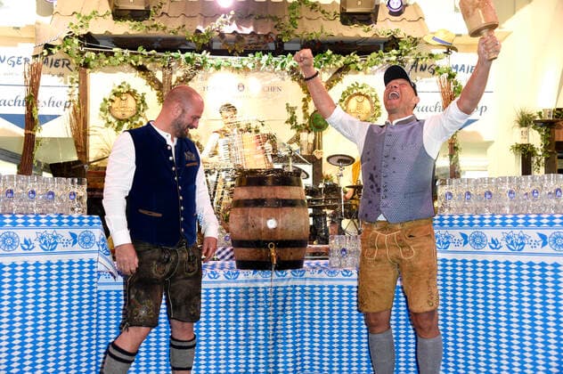 Bilder des Jahres 2020, Entertainment 09 September Entertainment Themen der Woche KW38 Björn Schwarz und Axel Schulz beim Fassanstich bei der 9. Hofbräu Berlin Wiesn im Hofbräu Wirtshaus Berlin. Berlin, 19.09.2020 *** Björn Schwarz and Axel Schulz tapping the keg at 9 Hofbräu Berlin Wiesn in the Hofbräu Wirtshaus Berlin Berlin, 19 09 2020 Foto:xN.xKubelkax xFuturexImage