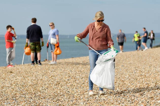Bilder des Jahres 2020, Entertainment 09 September Entertainment Themen der Woche KW38 Entertainment Bilder des Tages . 20 09 2020. Southsea, United Kingdom. Prince Edward and Sophie, the Earl and Countess of Wessex, take part in the Great British Beach Clean with their children Lady Louise Windsor and James, Viscount Severn, in Southsea, United Kingdom.  xPoolx xi-Imagesx IIM-21630-0006