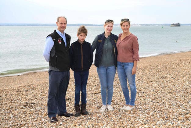 . 20 09 2020. Portsmouth, United Kingdom. Great British Beach Clean. . Prince Edward and Sophie, the Earl and Countess of Wessex, take part in the Great British Beach Clean with their children Lady Louise Windsor and James, Viscount Severn, in Southsea, United Kingdom  xi-Imagesx IIM-21631-0011