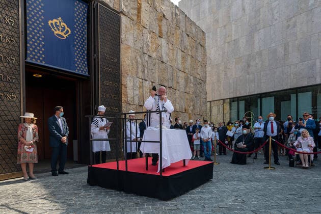 Bilder des Jahres 2020, News 09 September News Themen der Woche KW38 Schofarblasen zu Rosch Haschana Öffentliches Schofarblasen zu Rosch Haschana, dem jüdischem Neujahrsfest vor dem Eingang der Münchner Synagoge am St. Jakobs Platz. Dr. h.c. Charlotte Knobloch spricht ein Grußwort. Rabbiner Shmuel Aharon Bodman bläst das Widerwort. Munich Germany *** Shofar Bubbles at Rosh Hashanah Public Shofar Bubbles at Rosh Hashanah, the Jewish New Year in front of the entrance of the Munich Synagogue at St. Jakobs Square Dr h c Charlotte Knobloch speaks a greeting word Rabbi Shmuel Aharon Bodman blows the counterword Munich Germany , Copyright: xThomasxVonierx