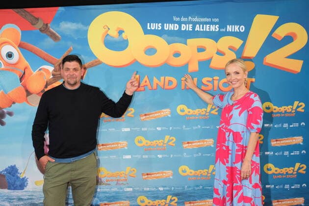 Bilder des Jahres 2020, Entertainment 09 September Entertainment Themen der Woche KW38 Filmpremiere Hamburg Ooops! 2 - Land in Sicht Premiere im CinemaxX Kino Hamburg am 20.9.2020 in diesem Animationsfilm haben Janin Ullmann und Tim Mälzer Synchronrollen im Film übernommen, Tim Mäler scherzt: Die Rolle des Nilpferds ist mir auf den Leib geschrieben. Nach vielen Tagen auf der Arche haben die Tiere endlich Hoffnung, Land zu entdecken *** Film premiere Hamburg Ooops 2 Land in Sight Premiere at CinemaxX cinema Hamburg on 20 9 2020 in this animated film Janin Ullmann and Tim Mälzer have taken on dubbing roles in the film, Tim Mäler jokes The role of the hippo is written all over me After many days on the ark the animals finally have hope to discover land