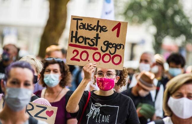 Bilder des Jahres 2020, News 09 September News Themen der Woche KW38 News Bilder des Tages September 20, 2020, Munich, Bavaria, Germany: Criticisms of German Interior Minister Horst Seehofer offering to swap him for 20,000 refugees. Organized by the Seebruecke organization, over 1,000 residents of Munich, Germany joined other cities and demonstrated at Goetheplatz and marched to the Staatskanzlei for an immediate uptake of migrants and refugees from the Moria camp for migrants and refugees in Lesbos, Greece. The camp was originally designed for 3,000 residents and eventually swelled to 13,000 at the time a fired destroyed 99% of it. Germans are demanding a long-term solution to the politics of Europe that led to the creation of the camp and immediate evacuations saying Ã¢â‚¬oewir haben platzÃ¢â‚¬Â (Ã¢â‚¬oewe have spaceÃ¢â‚¬Â) - ZUMAb160 20200920_zbp_b160_004 Copyright: xSachellexBabbarx