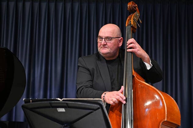Konzert des Gasselsberger Trios mg3 , in der Landesmusikschule Gmunden, im Rahmen der Salzkammergut Festwochen in Gmunden , am 20.09.20. Das Bild zeigt den Bassisten Roland Kramer 2020 - Konzert des Gasselsberger Trios mg3 , in der Landesmusikschule Gmunden, im Rahmen der Salzkammergut Festwochen in Gmunden , am 20.09.20.