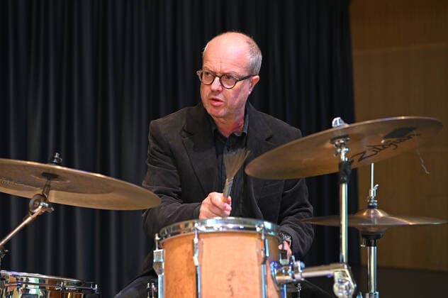 Konzert des Gasselsberger Trios mg3 , in der Landesmusikschule Gmunden, im Rahmen der Salzkammergut Festwochen in Gmunden , am 20.09.20. Das Bild zeigt den Schlagzeuger Gerald Endstrasser 2020 - Konzert des Gasselsberger Trios mg3 , in der Landesmusikschule Gmunden, im Rahmen der Salzkammergut Festwochen in Gmunden , am 20.09.20.