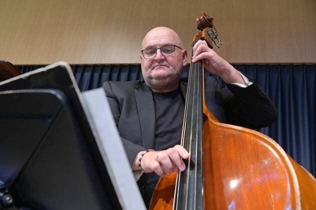 Konzert des Gasselsberger Trios mg3 , in der Landesmusikschule Gmunden, im Rahmen der Salzkammergut Festwochen in Gmunden , am 20.09.20. Das Bild zeigt den Bassisten Roland Kramer 2020 - Konzert des Gasselsberger Trios mg3 , in der Landesmusikschule Gmunden, im Rahmen der Salzkammergut Festwochen in Gmunden , am 20.09.20.