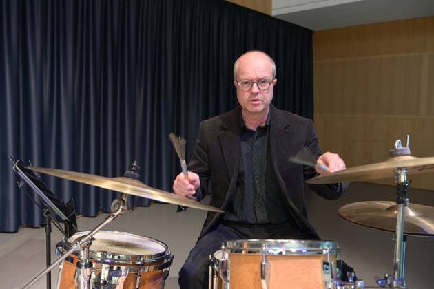 Konzert des Gasselsberger Trios mg3 , in der Landesmusikschule Gmunden, im Rahmen der Salzkammergut Festwochen in Gmunden , am 20.09.20. Das Bild zeigt den Schlagzeuger Gerald Endstrasser 2020 - Konzert des Gasselsberger Trios mg3 , in der Landesmusikschule Gmunden, im Rahmen der Salzkammergut Festwochen in Gmunden , am 20.09.20.