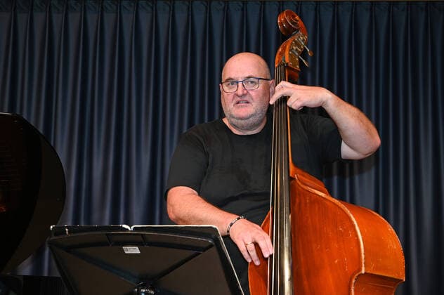 Konzert des Gasselsberger Trios mg3 , in der Landesmusikschule Gmunden, im Rahmen der Salzkammergut Festwochen in Gmunden , am 20.09.20. Das Bild zeigt den Bassisten Roland Kramer 2020 - Konzert des Gasselsberger Trios mg3 , in der Landesmusikschule Gmunden, im Rahmen der Salzkammergut Festwochen in Gmunden , am 20.09.20.